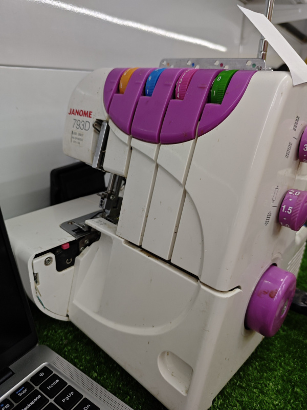 Швейная машина Janome 793D