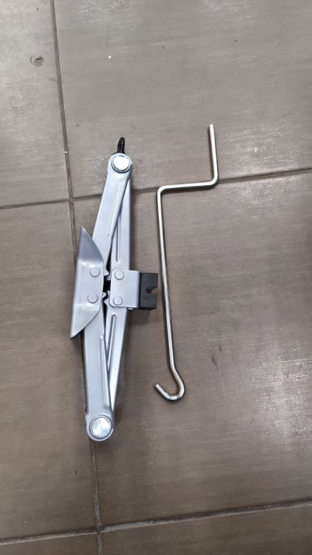 Авто аксессуар Домкрат Titan 1,5 ТОН