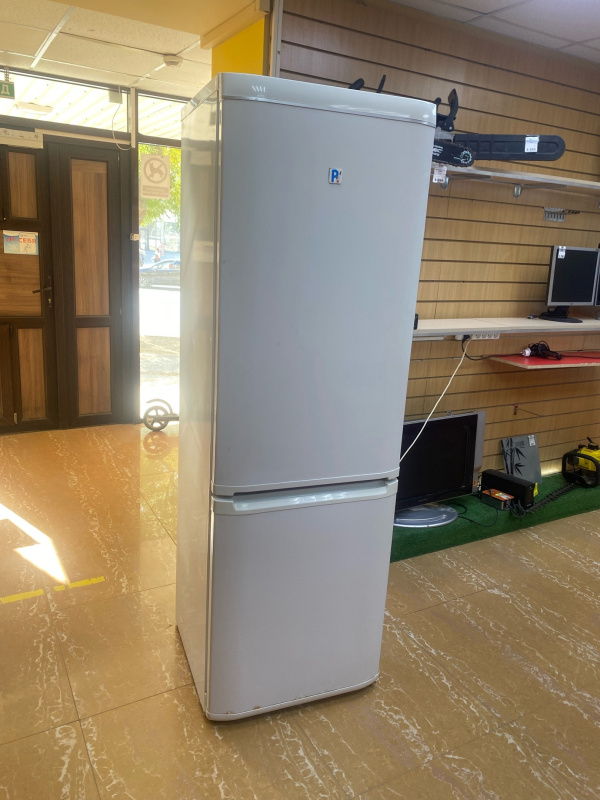 Холодильник с морозильной камерой Hotpoint-Ariston RMBA 2185 L