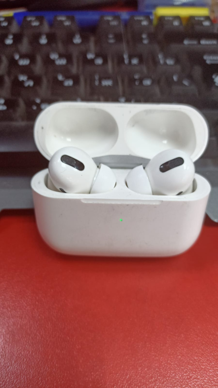 Air pods pro москва. Air pods Pro с экраном. Air pods Pro 2 сломанный. Air pods Pro коробка крупным Плано. Air pods Pro Monster Bass