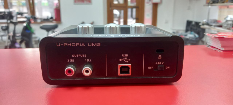 Звуковая карта  Behringer U-Phoria UM2