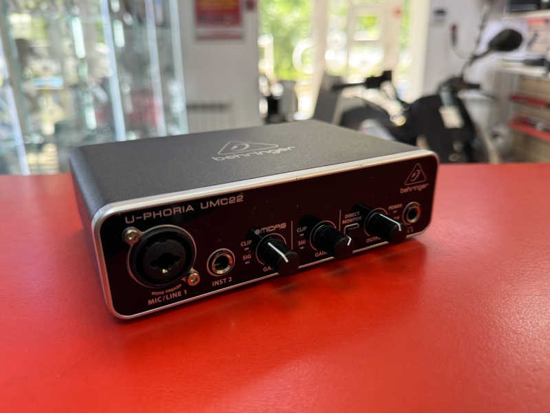 Усилитель Behringer Звуковая карта UMC22