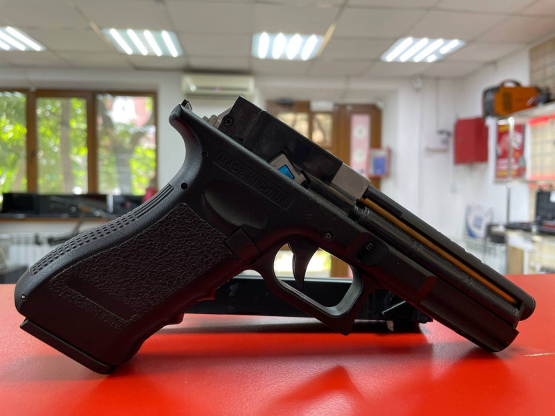 Страйкбольнаый пистолет Cyma Glock 18C AEC