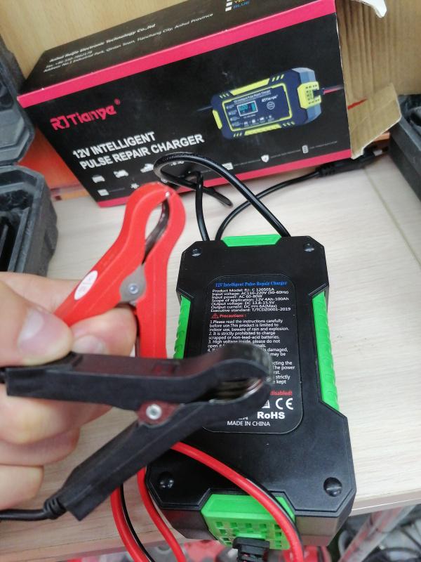 ЗАРЯДНОЕ УСТРОЙСТВО   ДЛЯ АККУМУЛЯТОРОВ 12V