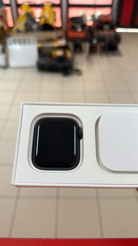 Часы смарт Apple SE2
