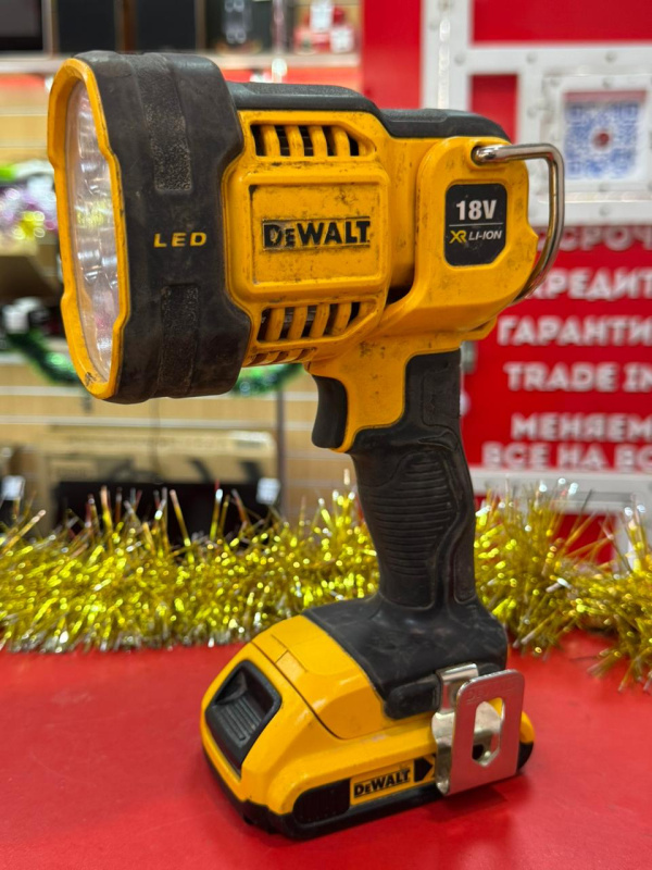 Фонарь Dewalt DCL043