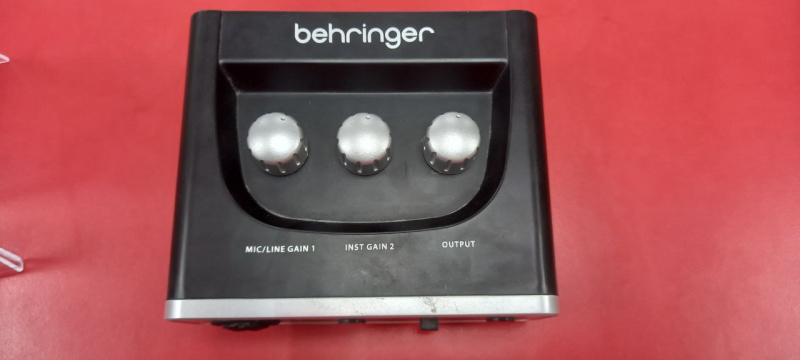 Звуковая карта  Behringer U-Phoria UM2