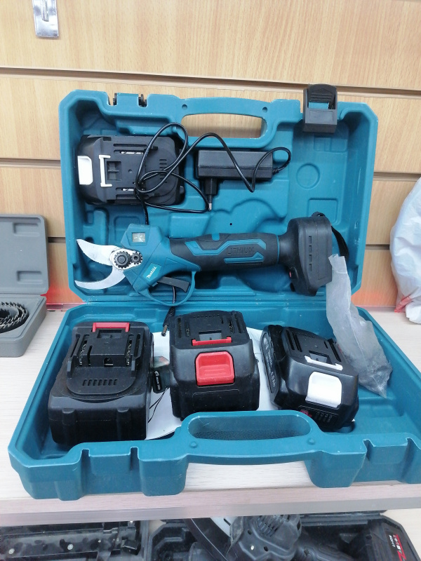 ЭЛЕКТРО СЕКАТОР  Makita 4 АКБ