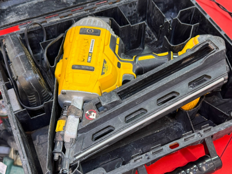 Пневмопистолет Dewalt DCN692