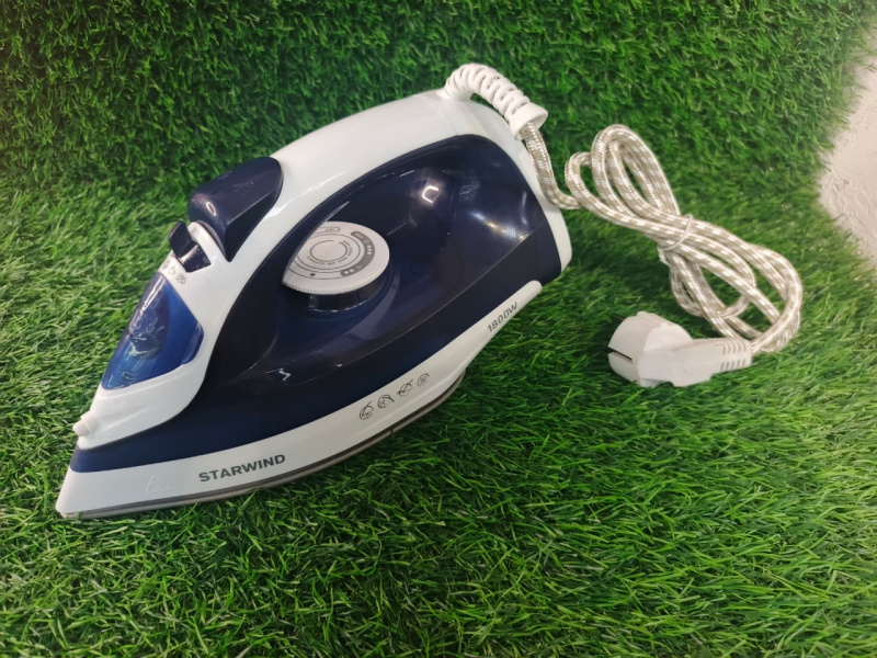 Утюг Starwind sir2044