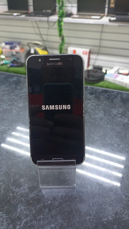 Мобильный телефон Samsung J5