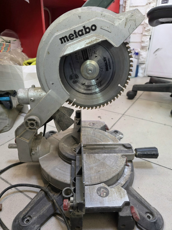 Торцовочная пила Metabo KS216M