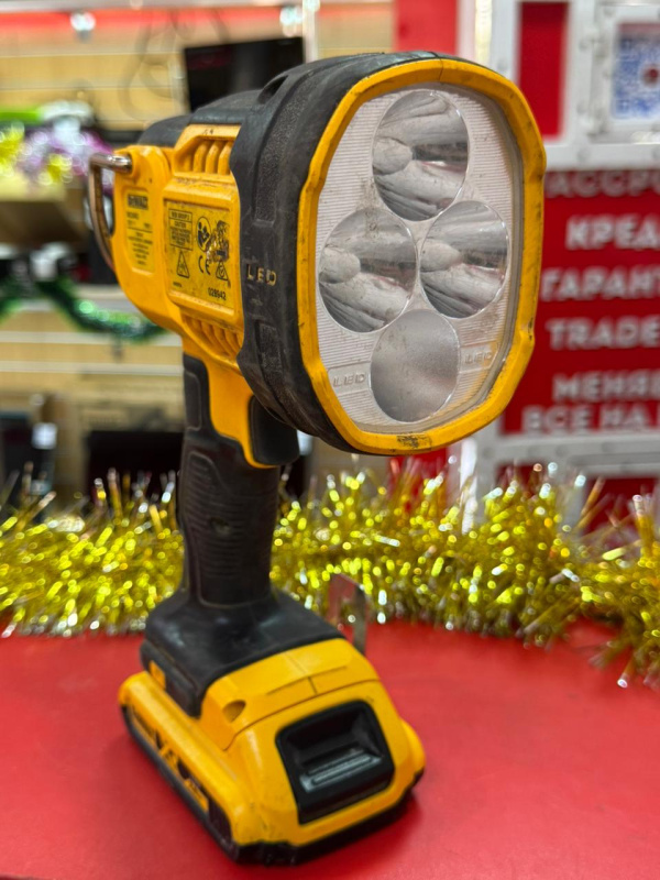 Фонарь Dewalt DCL043
