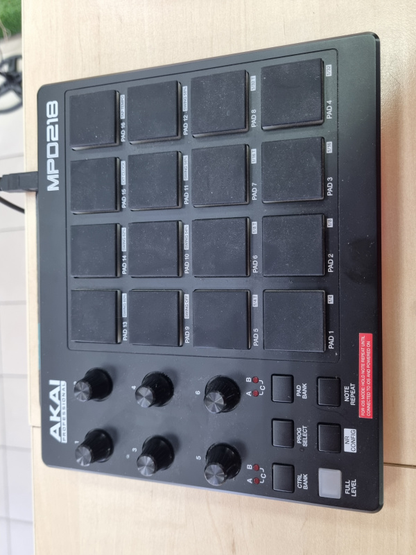 Бит машина Akai MPD218