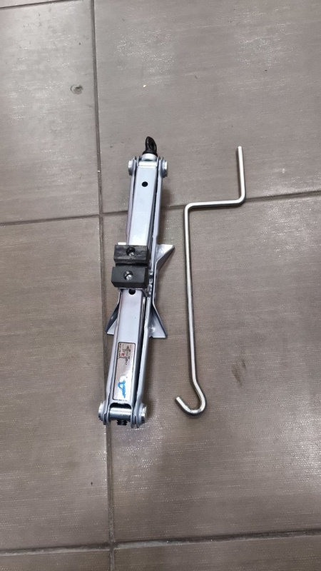 Авто аксессуар Домкрат Titan 1,5 ТОН