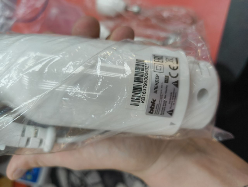 Блендер погружной блендер  BBK KBH0604