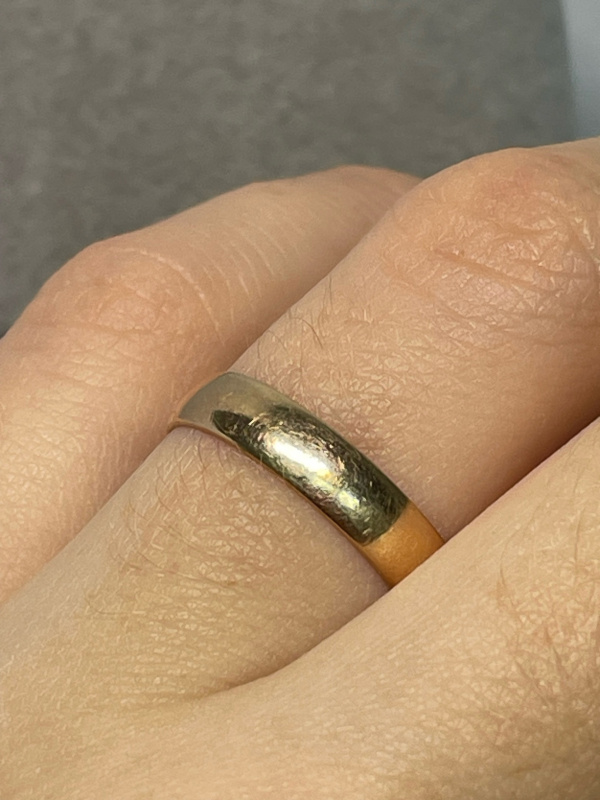 Лом 585 проба цена за грамм. Обручальное кольцо на пальце. Поломанное обручальное кольцо. Сломалось кольцо. Безразмерные обручальные кольца.